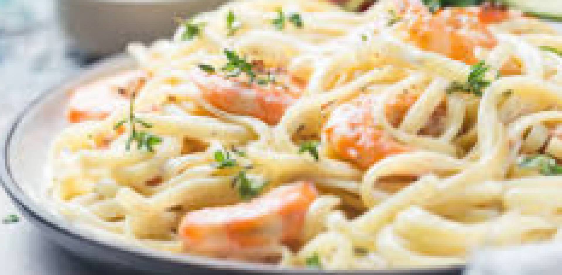 Fetuccini con camarones en salsa alfredo