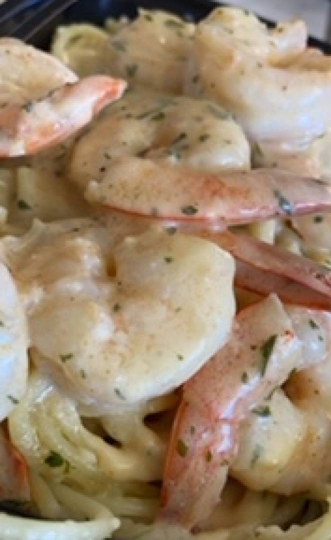 Fetuccini con camarones en salsa alfredo