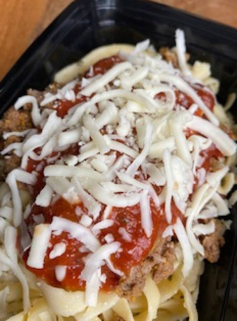 Macarrones con pavo en salsa roja y queso