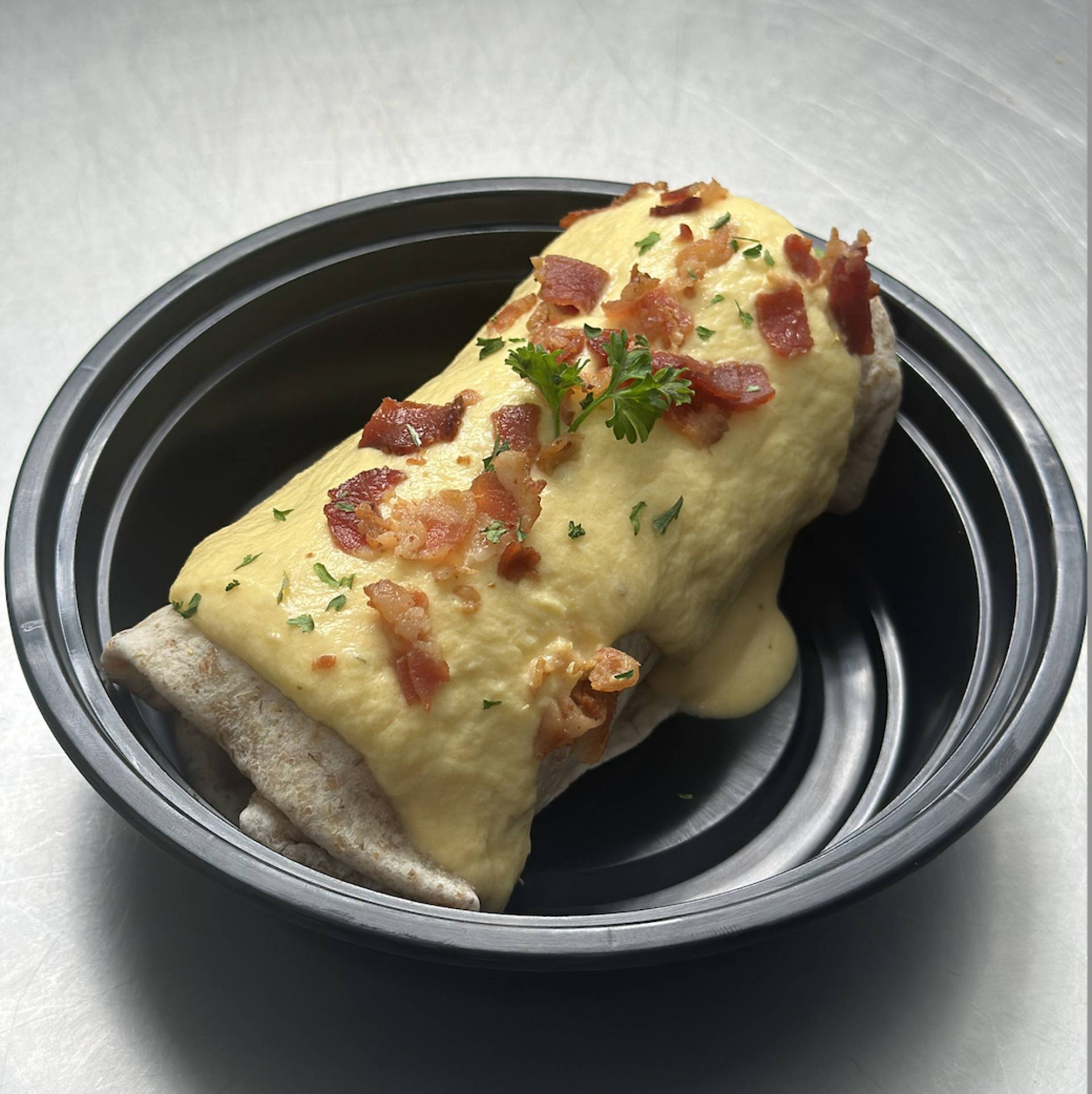 03 Burrito de pollo al plato en salsa de queso y bacon Fit N' Fresh