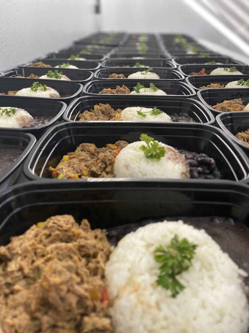 #02 Carne mechada con arroz blanco y habichuelas negras