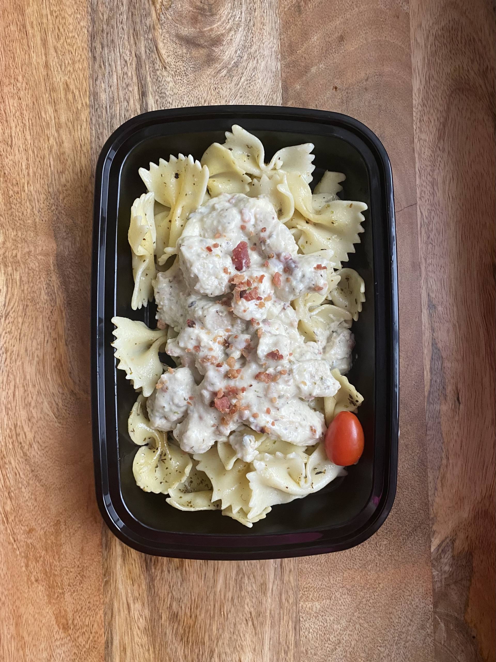 Pasta con pollo en salsa alfredo y bacon