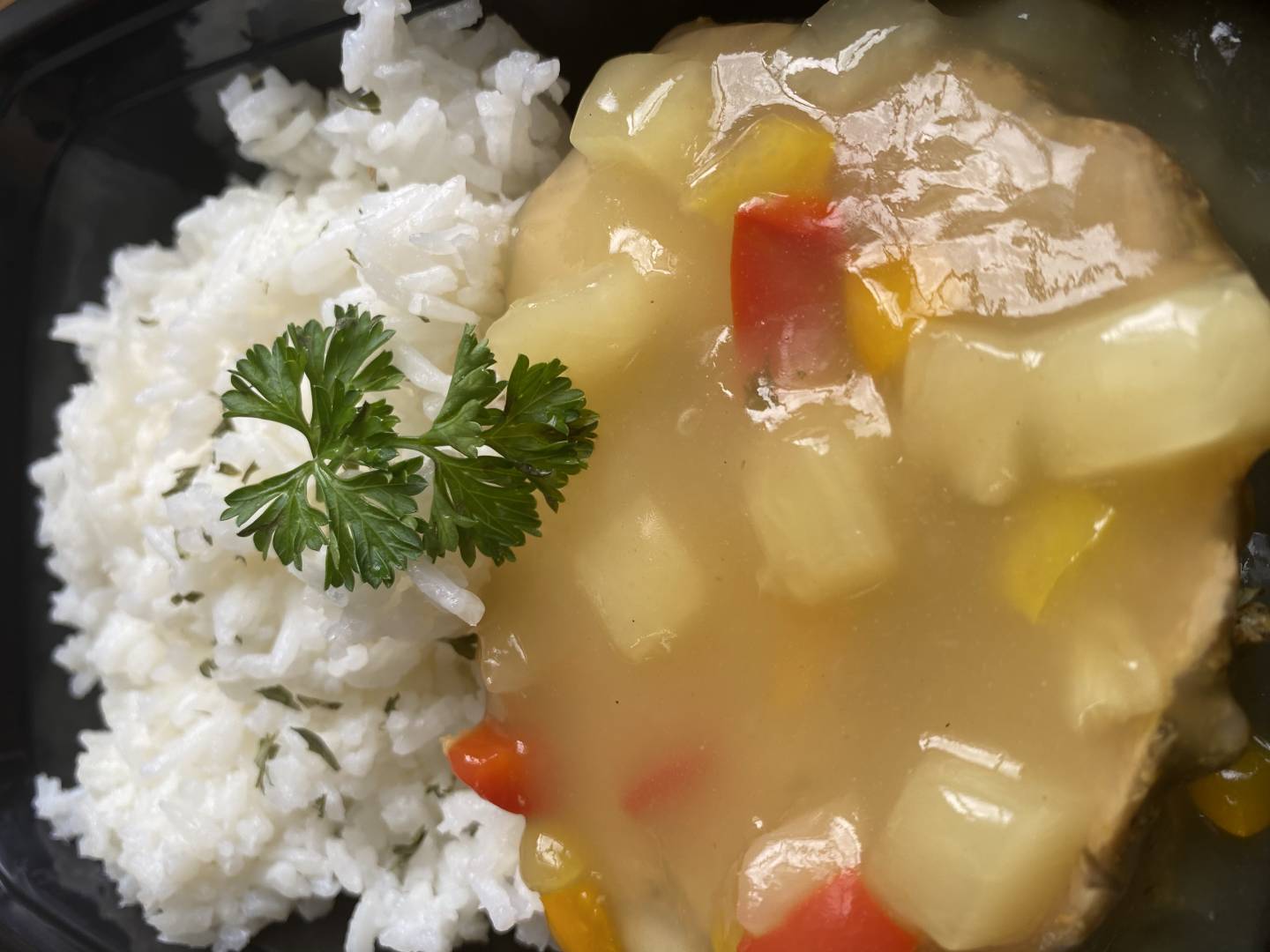 Medallones de cerdo en salsa de piña con arroz jasmin.
