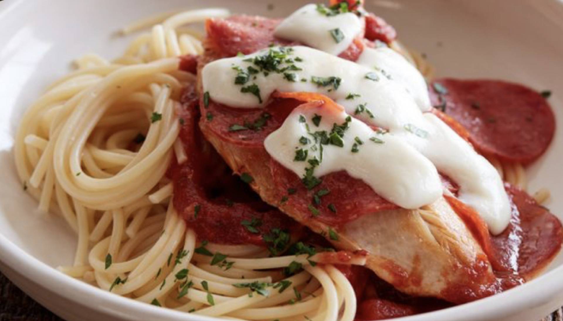 Pechuga rellena de pepperoni con pasta