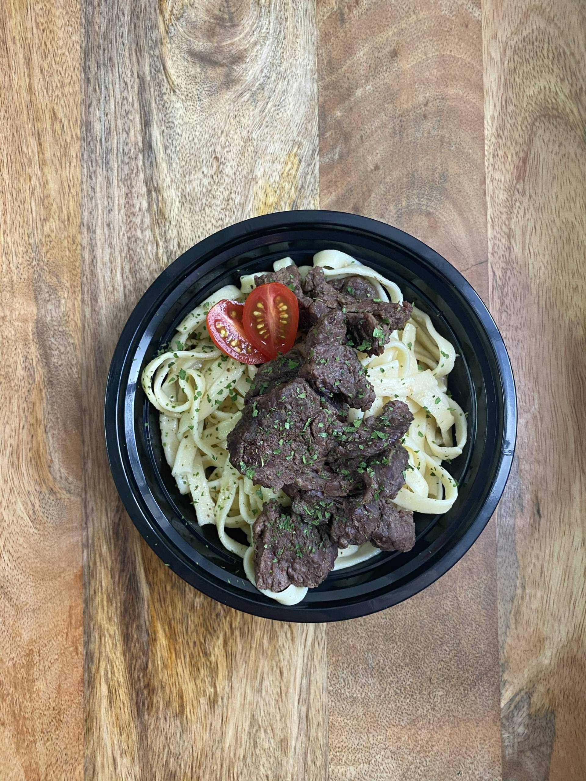 Shredded steak al mojo con pasta