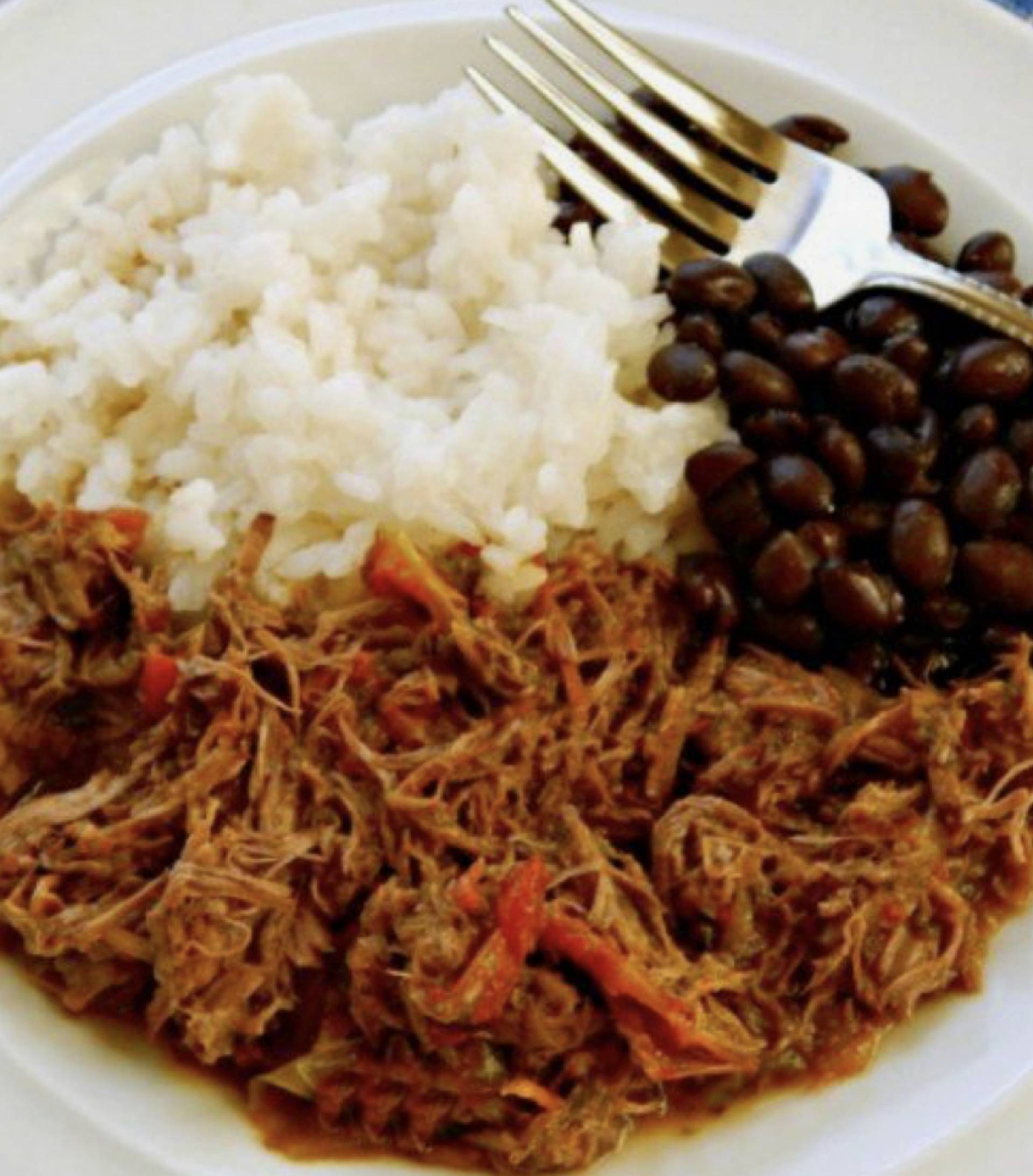 Ropa vieja con arroz blanco y habichuelas