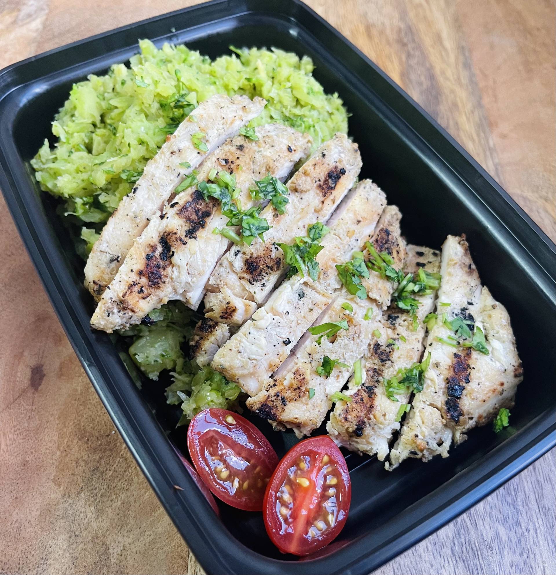 Arroz de coliflor y brocoli con pechuga al grill