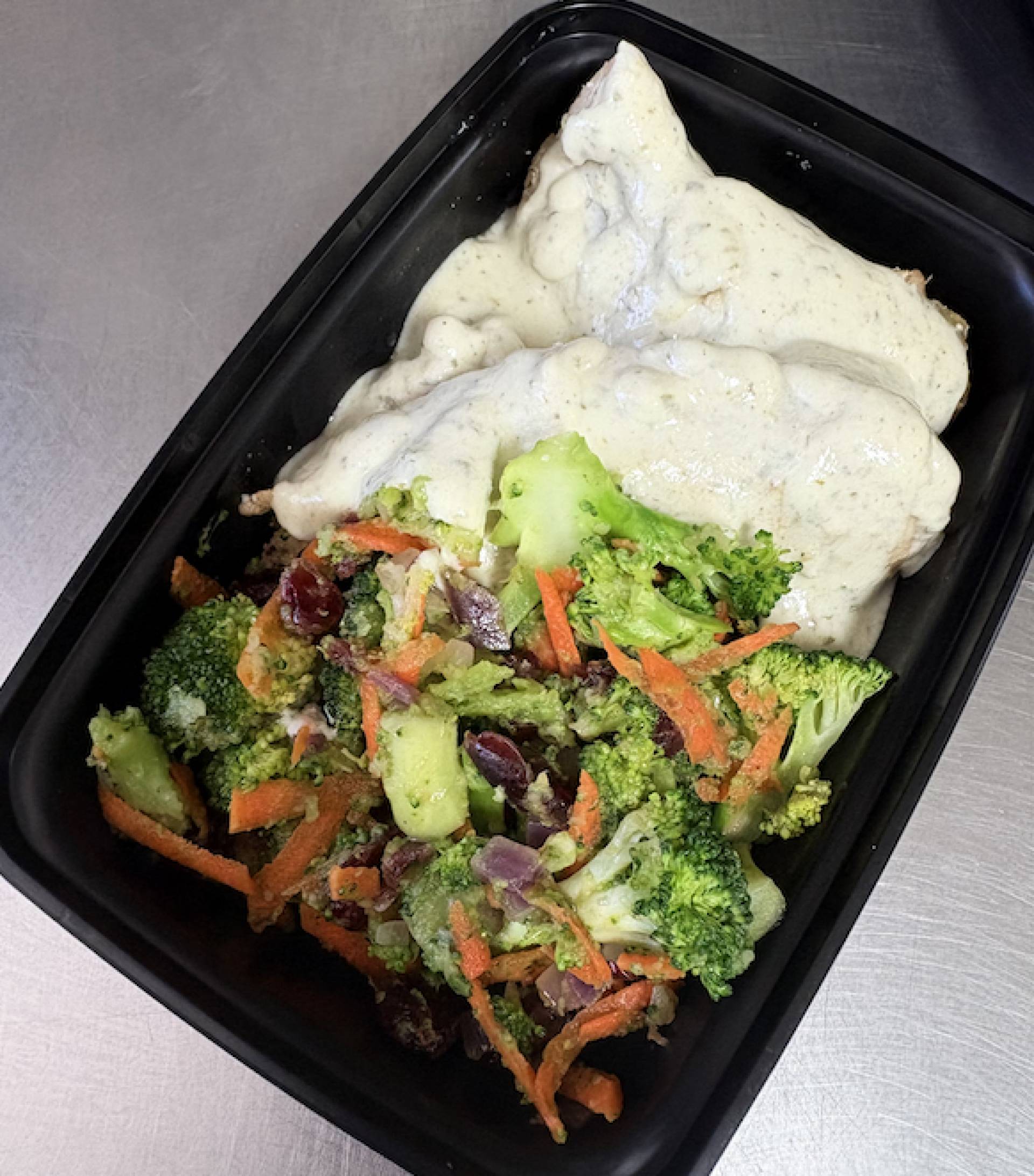 #8 Pollo en salsa con ensalada de brocoli
