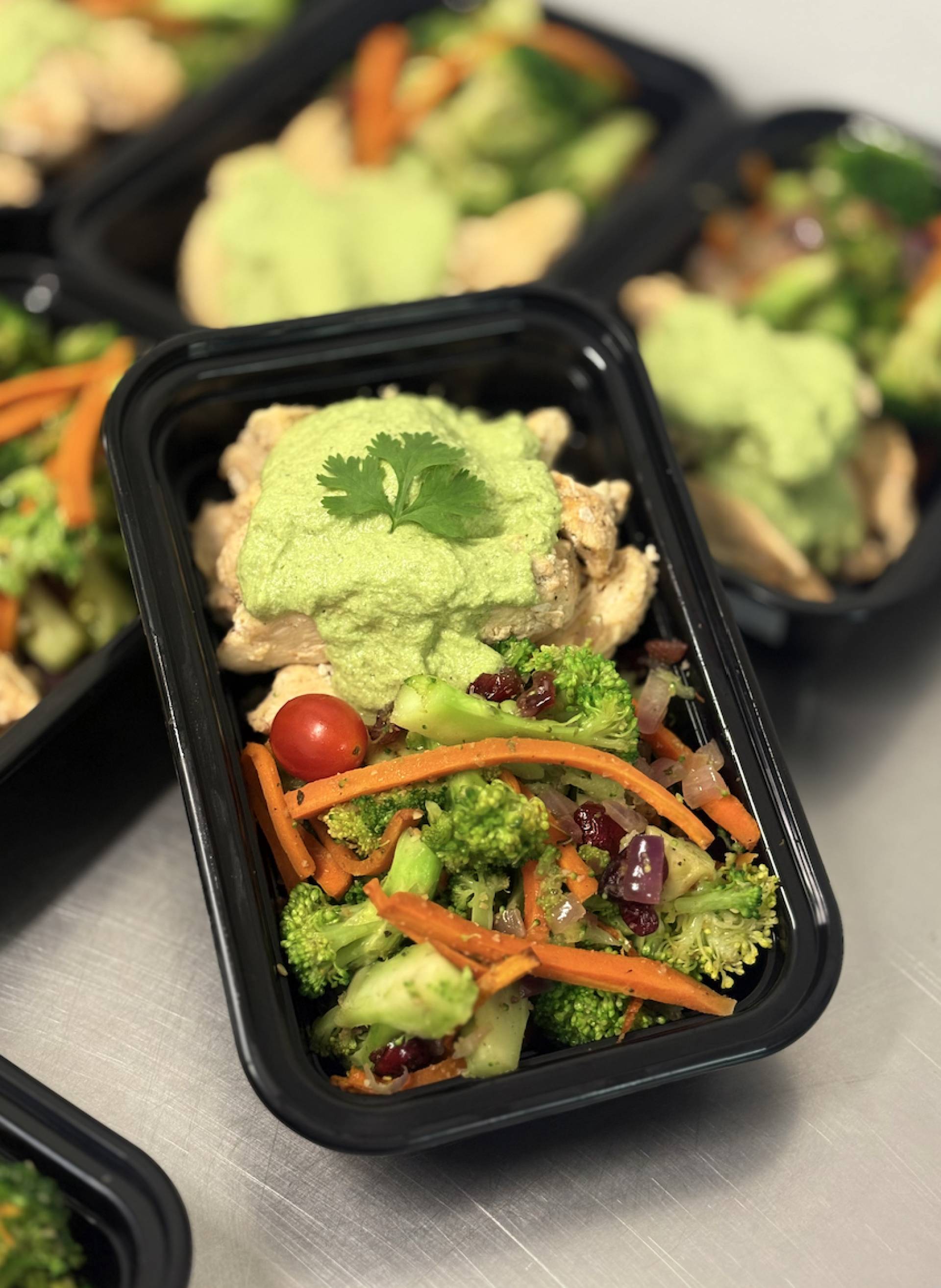 #8 Pollo en salsa con ensalada de brocoli