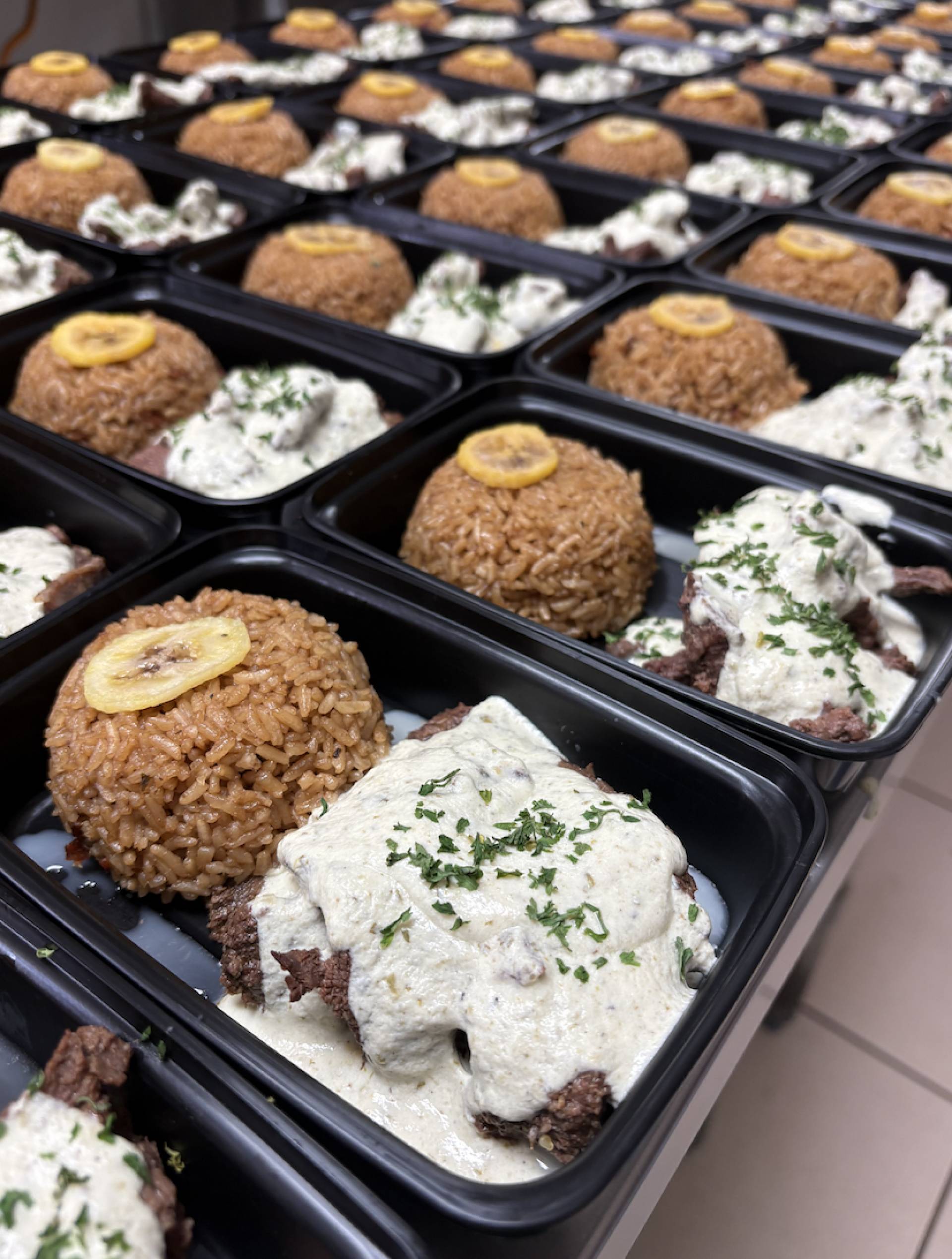 #2 Bistec en salsa con arroz griego