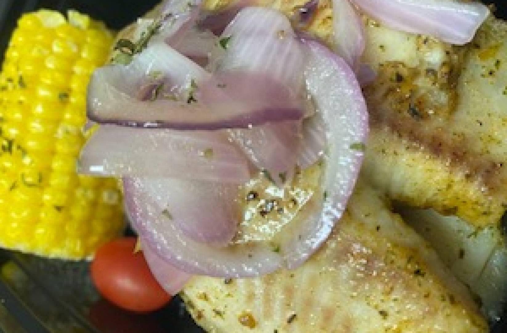 Tilapia encebollada con mazorca